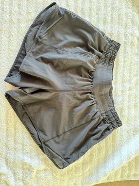 Lululemon hotty hot size 6 low rise 4 inch black